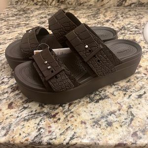 Crocs- Brooklyn Buckle Platform Sandal
